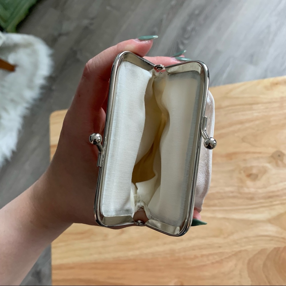 White Rose Coin Purse - Picture 3 of 4